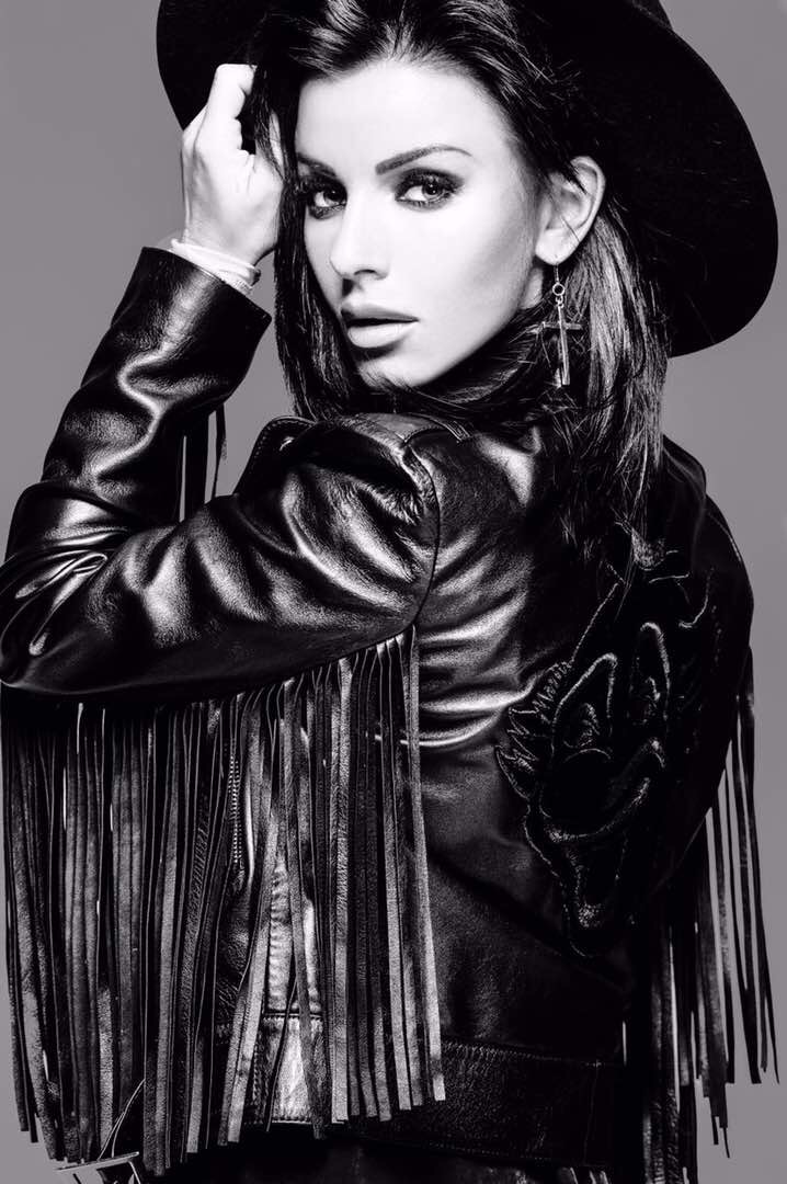 В кожаном платье и татуировках: Юля Волкова показала свой новый имидж